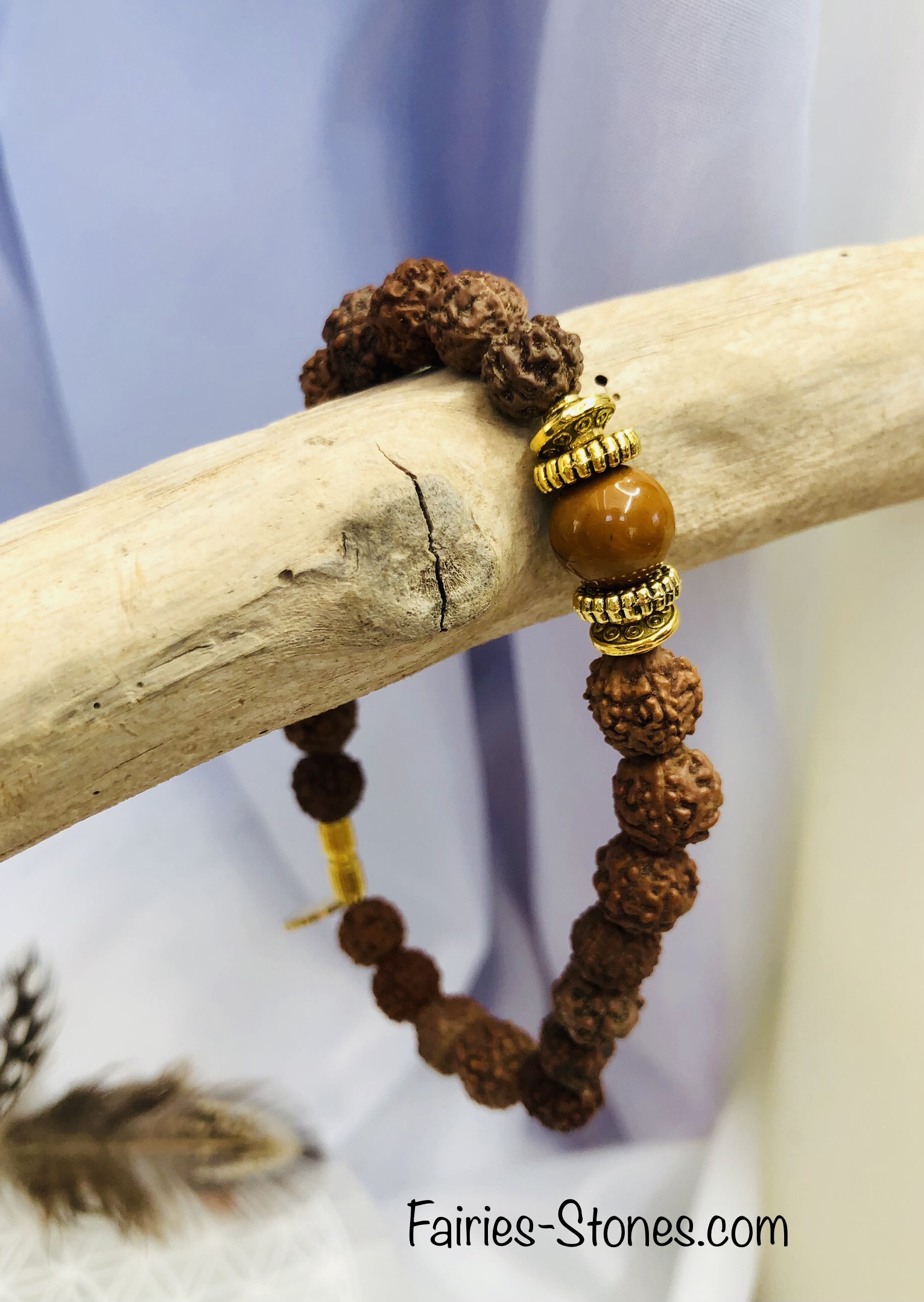 Bracelet en RUDRAKSHA et perle Oeil du Tigre – Le Protecteur.