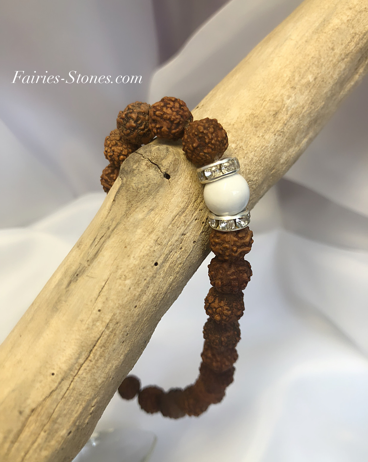 Bracelet en RUDRAKSHA et perle Howlite – Le Protecteur.