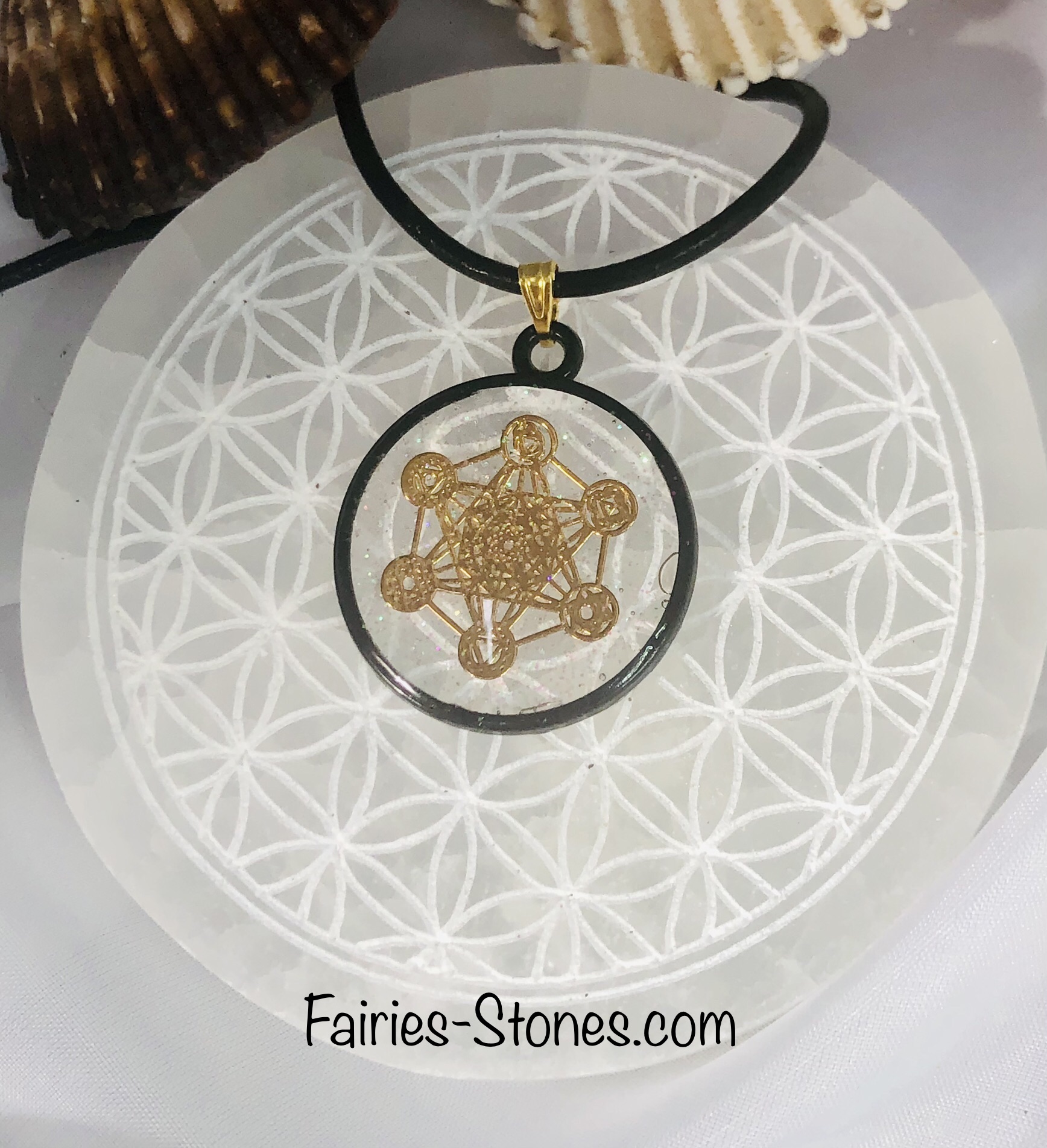 Pendentif Cube de Metatron – La Puissance d’un Symbole.